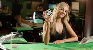 Tabel strategi dasar blackjack dengan keputusan untuk setiap kombinasi tangan